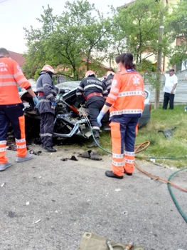 Accident cu patru victime în Sineşti  - Vâlcea Foto ISU Vâlcea