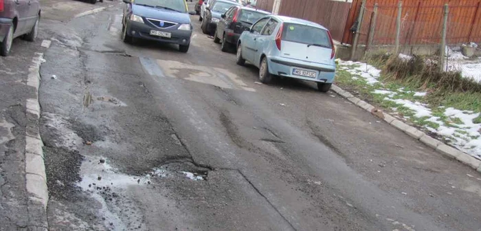 Gropile vor fi acoperite cu piatră cubică Foto: Adevărul
