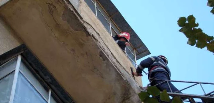 Pompierii au reuşit să intre în apartament