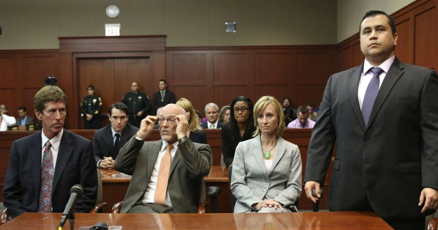 George Zimmerman (în picioare), alături de avocaţii lui FOTO Reuters