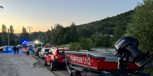 operatiune de cautare a unui barbat luat de ape FOTO Prahovainfo ro 