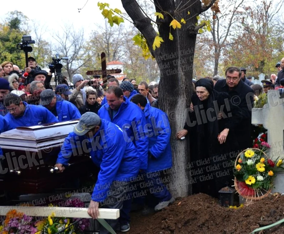 Înmormântarea lui Şerban Ionescu, la Cimitirul Bellu din Bucureşti. (Foto: Cezar Preda)
