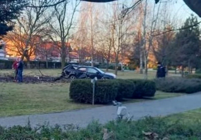Maşina a ajuns în parcul în care se află Coloana lui Brâncuşi FOTO: sabotorii.ro