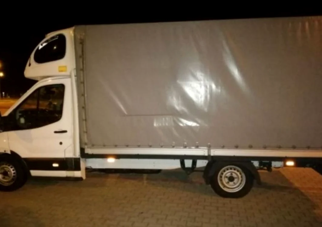 Camioneta oprită de poliţiştii maghiari transporta nu mai puţin de 33 de migranţi. FOTO Poliţia Maghiară