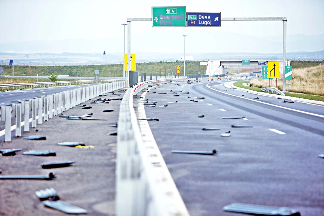 Pe A6, lângă Lugoj, balizele au fost smulse de vânt