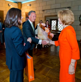 Majestatea Sa Margareta în roșu corai la întâlnirea cu reprezentanții ING. FOTO: Daniel Angelescu, Casa Majestății Sale