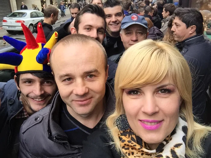 
    Elena Udrea a vorbit cu jurnaliştii în timp ce era huiduităFoto Captură RomâniaTV  