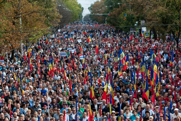 Susţinătorii socialiştilor şi ai lui Usatîi trec prin Piaţa Marii Adunări Naţionale. FOTO Alexandru Tarlev