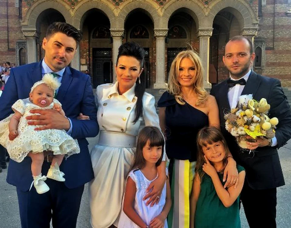 Mihai Morar şi soţia lui Gabriela, alături de fini 