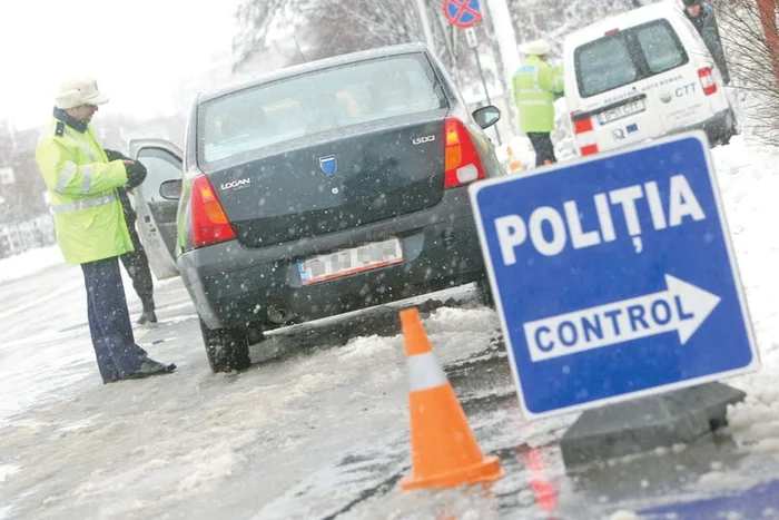 
    Cei mai mulţi  poliţişti acţionează  pe drumurile care  leagă Capitala de  staţiunile montane (Foto: Sever Gheorghe)  