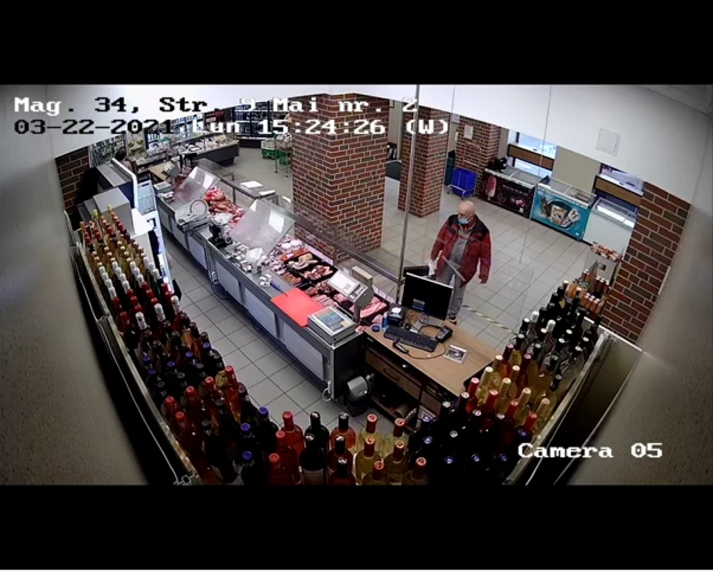 Imagini cu un hoţ care a sustras dintr-un magazin dintr-o geantă un celular Foto captură video
