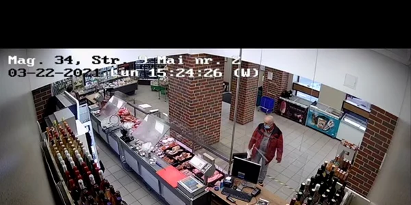 Imagini cu un hoţ care a sustras dintr-un magazin dintr-o geantă un celular Foto captură video
