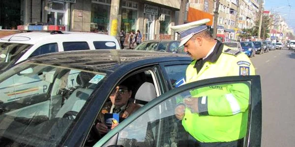 Poliţiştii au tras pe dreapta şoferii nu pentru a-i amenda ci pentru a-i sfătui să respecte legea