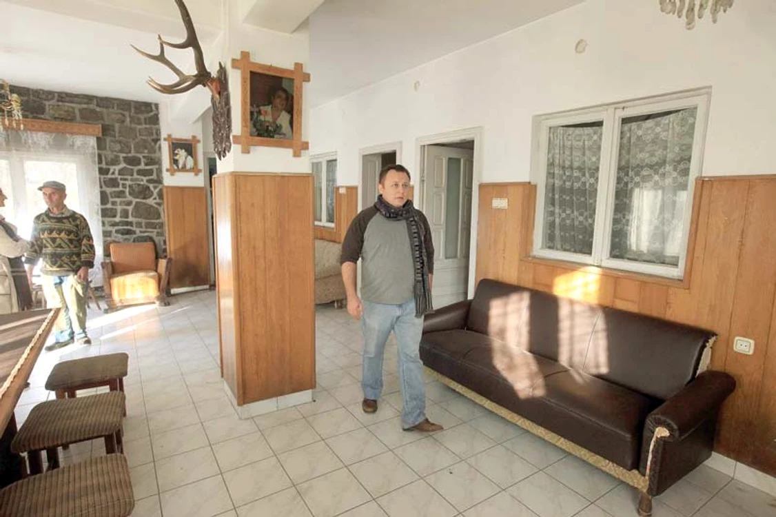 
    Fiul cel mic al lui Dolănescu se plânge că proprietatea a rămas în paragină şi nimeni n-a mai achitat facturileFoto: Roberto Sălceanu  