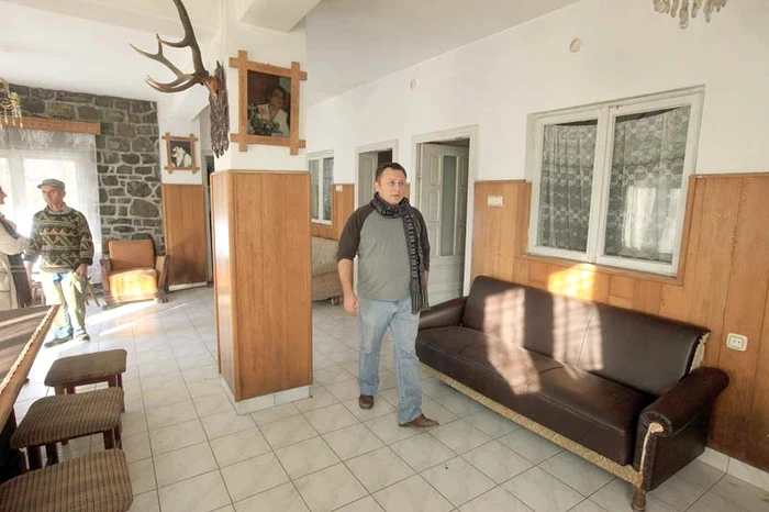 
    Fiul cel mic al lui Dolănescu se plânge că proprietatea a rămas în paragină şi nimeni n-a mai achitat facturileFoto: Roberto Sălceanu  