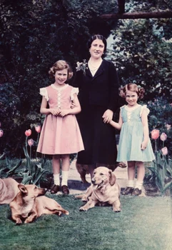 Regina Elizabeta alături de mama şi sora sa 1936 . Foto Gettyimages