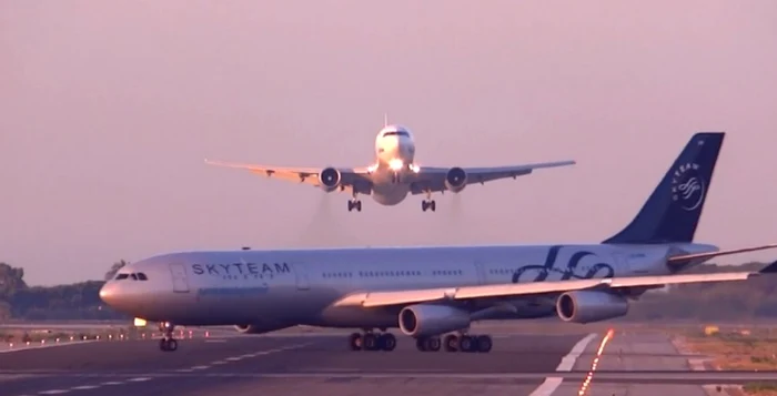 
    Piloţii aeronavei care venea de la Moscova au evitat în ultimul moment o coliziune cu avionul de pe pistă (foto: captură film)  
