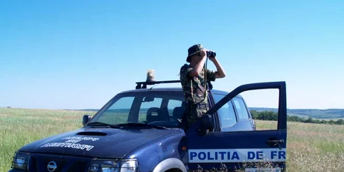 Un poliţist de frontieră a intrat în flăcări pentru a salva o domnişoară de 20 de ani 