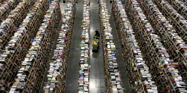 Un lucrător adună marfa de pe rafturi în centrul de distribuţie al retailer-ului Amazon foto reuters