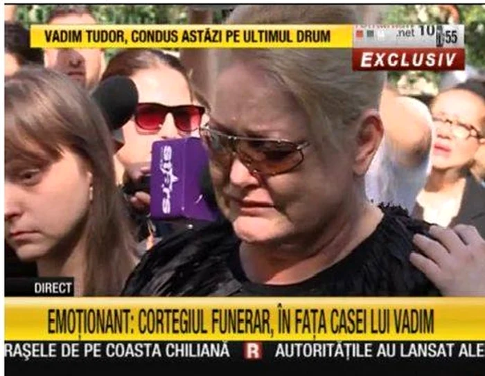 Înmormântarea lui Vadim Tudor: În fața casei politicianului, Doina Vadim Tudor a izbucnit în plâns