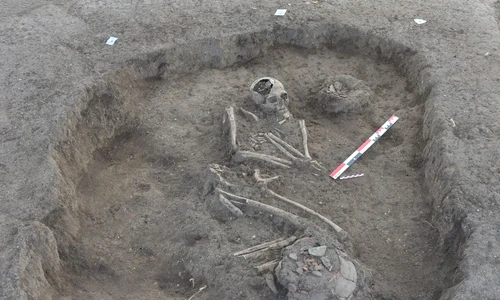 Mormânt de inhumație cu vas și ac de bronz de la sfârșitul epocii bronzului mijlociu – începutul epocii bronzului târziu jpg