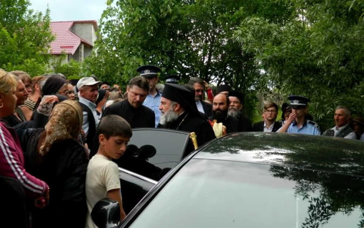 
    Preasfinţitul Ioachim Băcăuanul coboară din maşina sa luxoasă (Foto: adevarul.ro)  