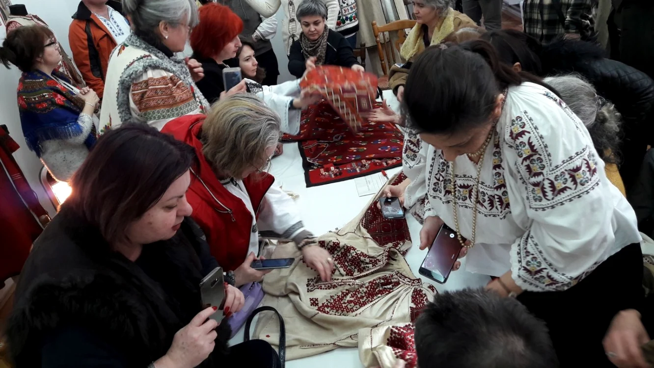 Obiecte din zestre muzeului slătinean au fost întoarse pe toate feţele FOTO: Alina Mitran