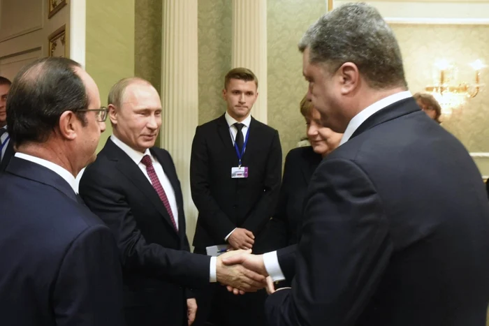 Vladimir Putin, dând mâna cu Petro Poroşenko în capitala Belarusului, Minsk FOTO AP