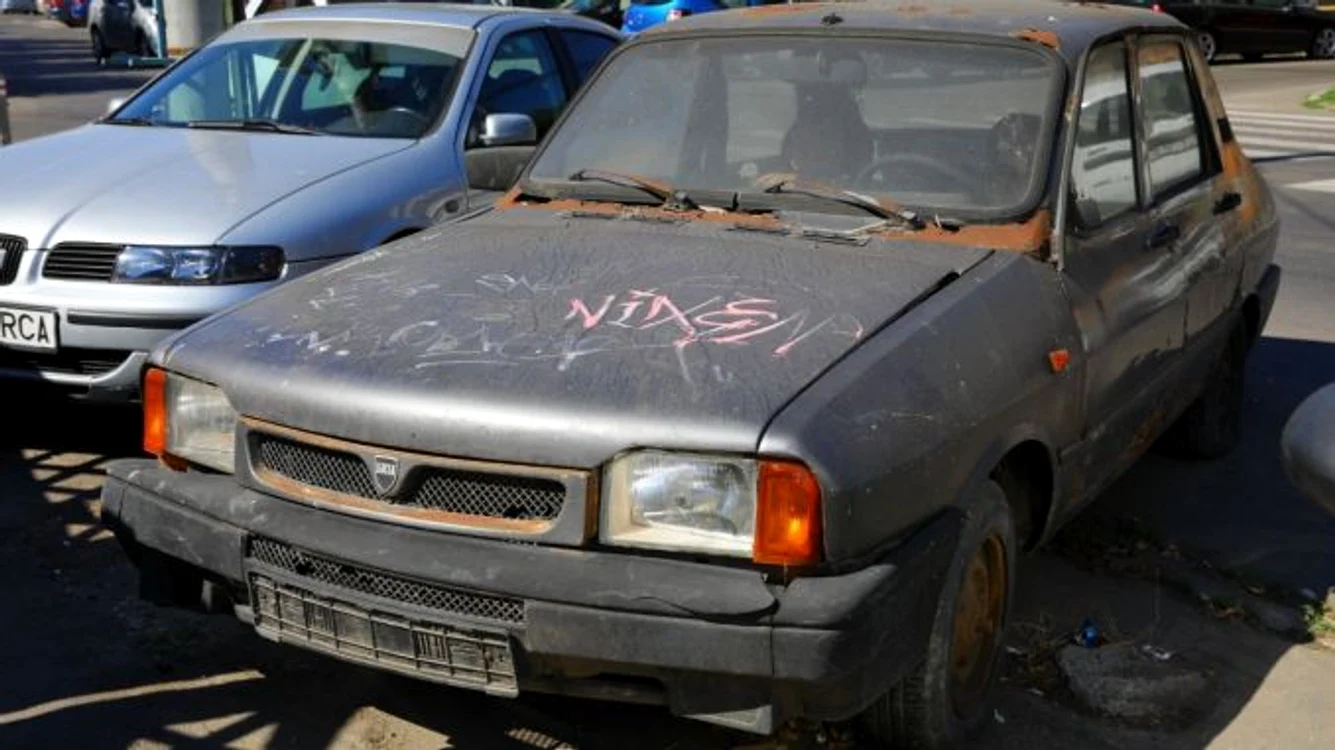 Mașină abandonată pe domeniul public FOTO Adevărul