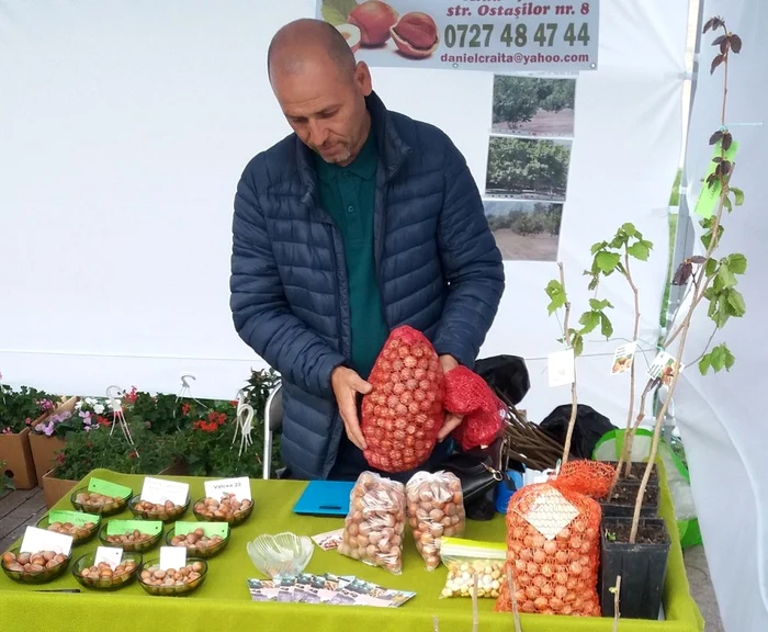 Antreprenorul vinde alunele şi la târguri de specialitate. Foto: AlunPlant