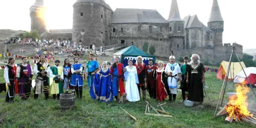 Cavalerii şi domniţele sunt pregătiţi să le ofere vizitatorilor, gratuit, lecţii medievale