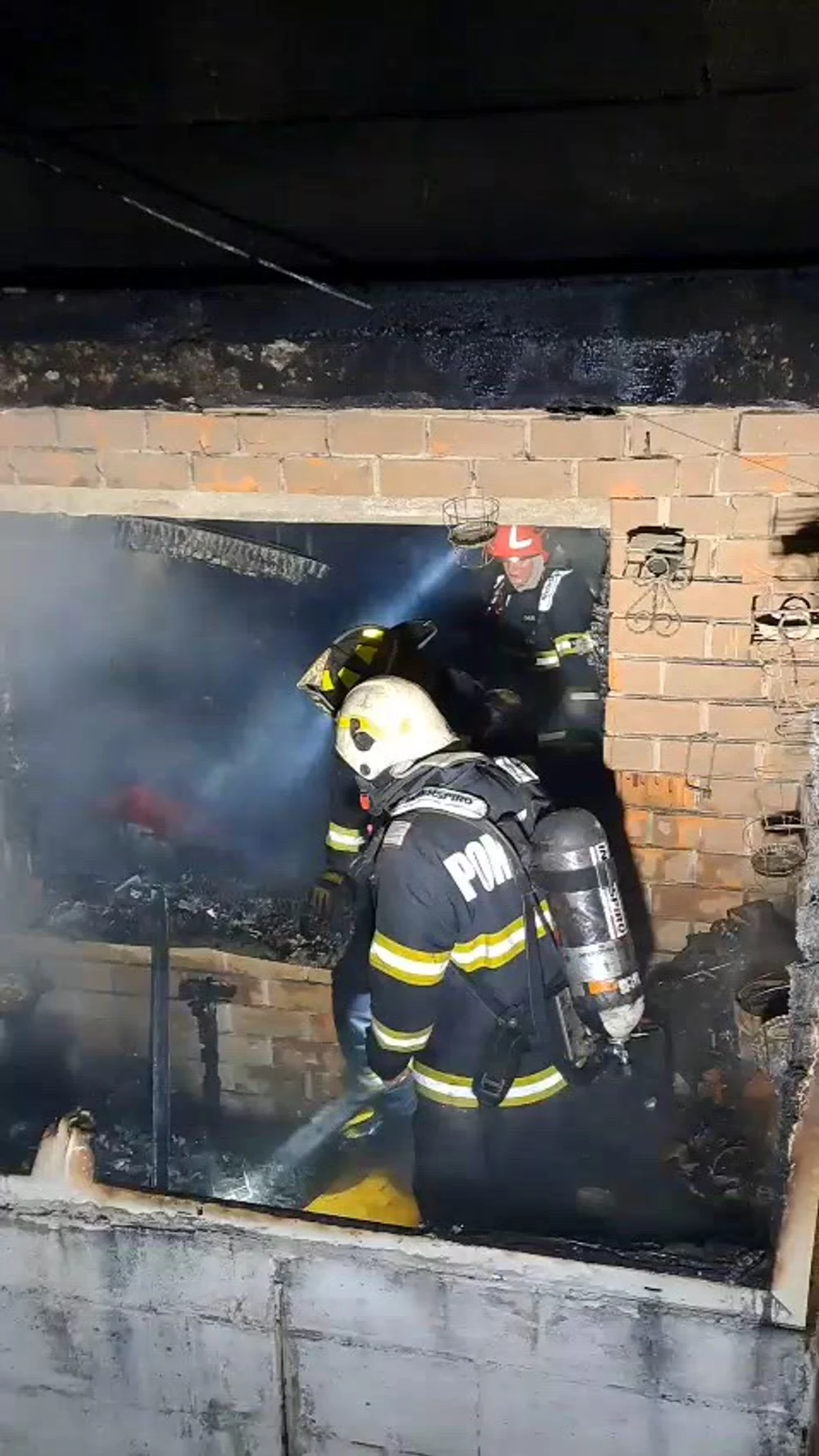 Panică într-un bloc din Arad, în urma unui incendiu: o femeie a fost scoasă inconştientă. 25 de persoane au fost evacuate