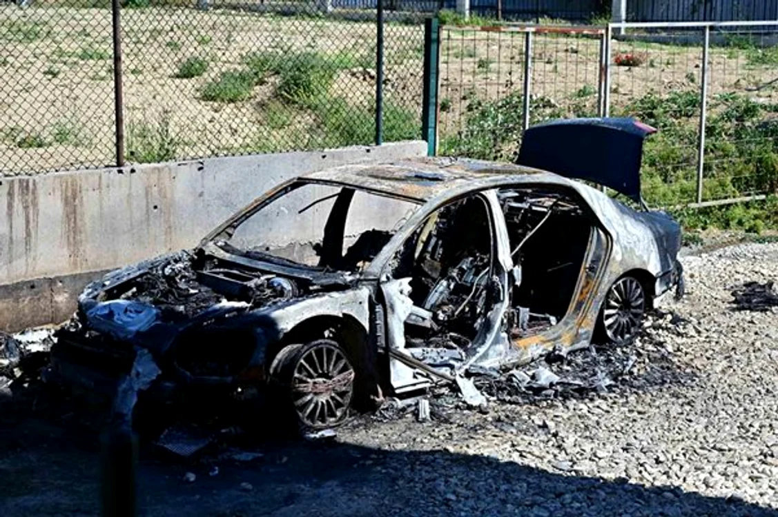 Autoturismul din care s-au tras focurile de armă se afla la 2 km, ars complet. FOTO: 24chasa.bg