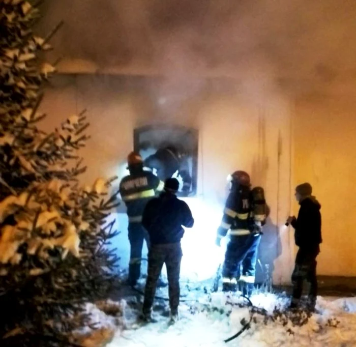 Pompierii au intervenit pentru stingerea incendiului FOTO botosaneanul.ro