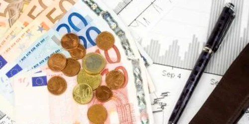 Evoluţia raportului leu/euro depinde de derularea acordului cu FMI