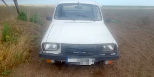 Dacie 1300 urmărită de Poliţia Rutieră Ovidiu şi oprită în câmp Sursa martor