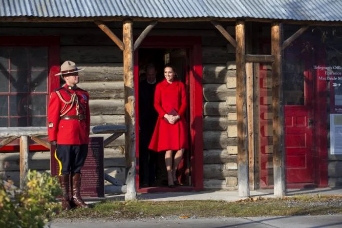 Ducesa a purtat un palton superb, roșu, semnat de Carolina Herrera (1.300 euro) și o pereche de pantofi Tod (400 euro)