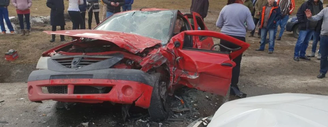 Accident pe Valea Oltului DN 7 - E 81 la Râul Vadului - Câineni în judeţul Vâlcea cu patru victime printre care şi un copil Foto Adevărul