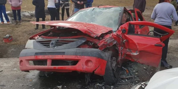 Accident pe Valea Oltului DN 7 - E 81 la Râul Vadului - Câineni în judeţul Vâlcea cu patru victime printre care şi un copil Foto Adevărul