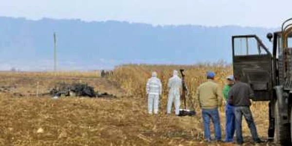 Cei doi militari aflaţi la bordul aeronavei au evitat în ultimul moment prăbuşirea peste două case din comuna Călăraş