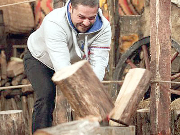 În finala emisiunii “Ferma Vedetelor” (PRO TV), din neatenţie, Augustin şi-a secţionat mâna cu toporul, ajungând pe patul de spital