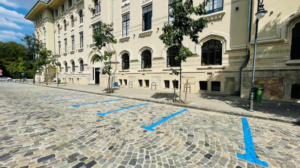 Primăria Capitalei are de recuperat 779 de milioane de lei din amenzi de parcare neplătite. De ce nu poate identifica proprietarii mașinilor