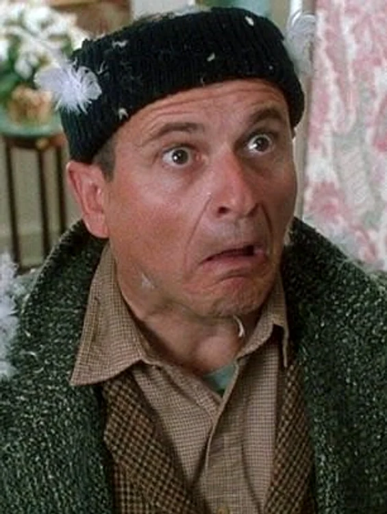 Joe Pesci, binecunoscut  pentru rolul hoţului Harry