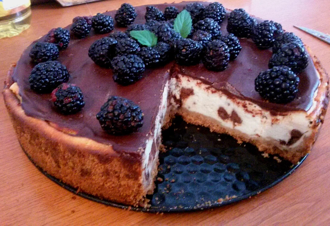 
    Cheesecake cu ciocolată şi mure  