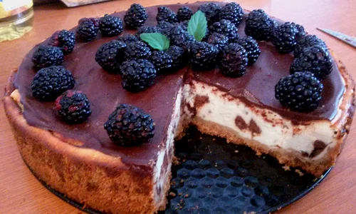 cheesecake cu ciocolata si mure jpeg