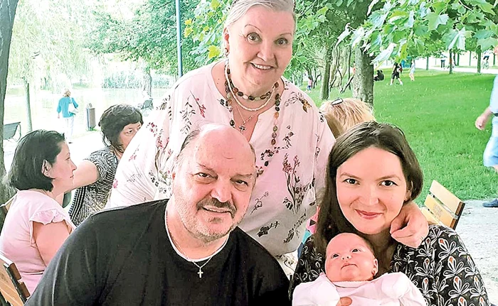 Victor, alături de fosta iubită, de fiica lor și de nepoțică