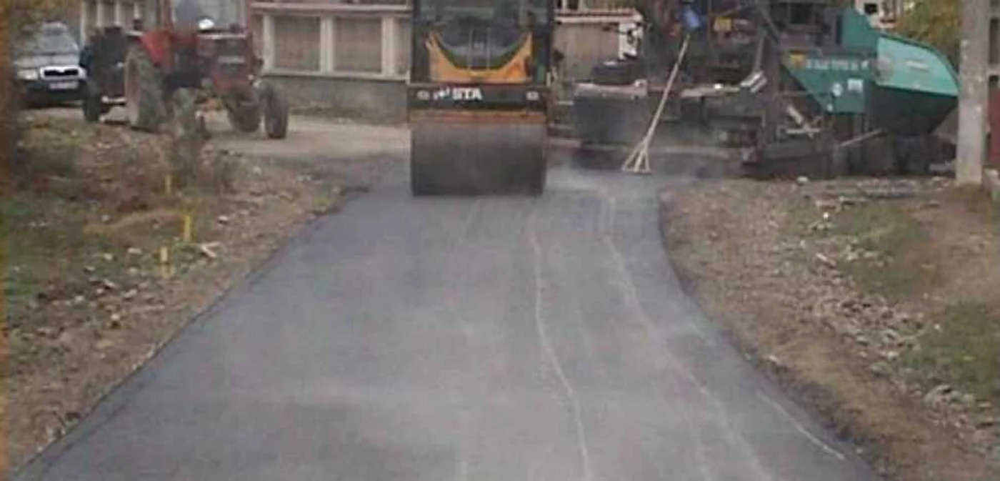 Comunele din Vrancea îşi asfaltează uliţele