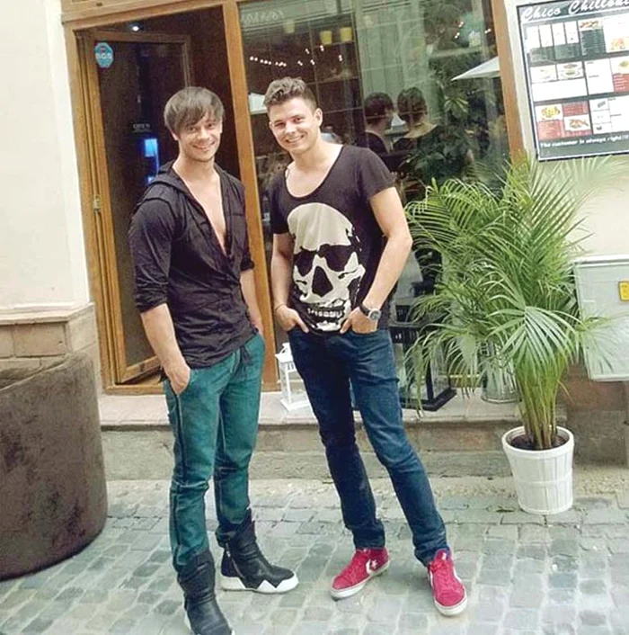 Cei doi Dima surprinşi în faţa restaurantului de sushi din Centrul vechi