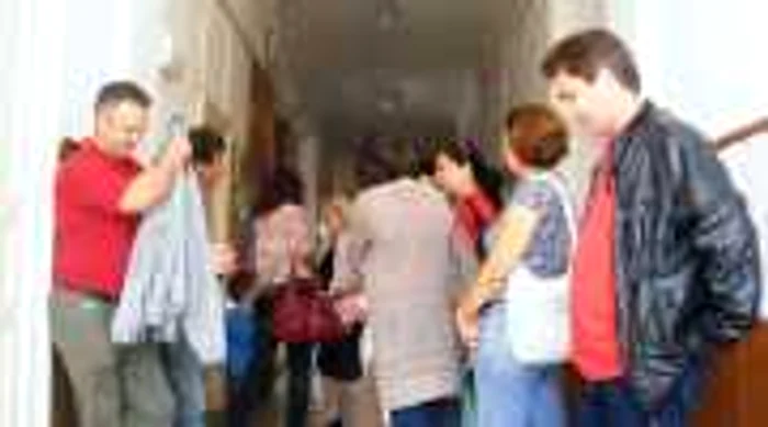 Tineri profesori asteptând pentru validarea datelor din dosarul pentru examen FOTO Corina Macavei