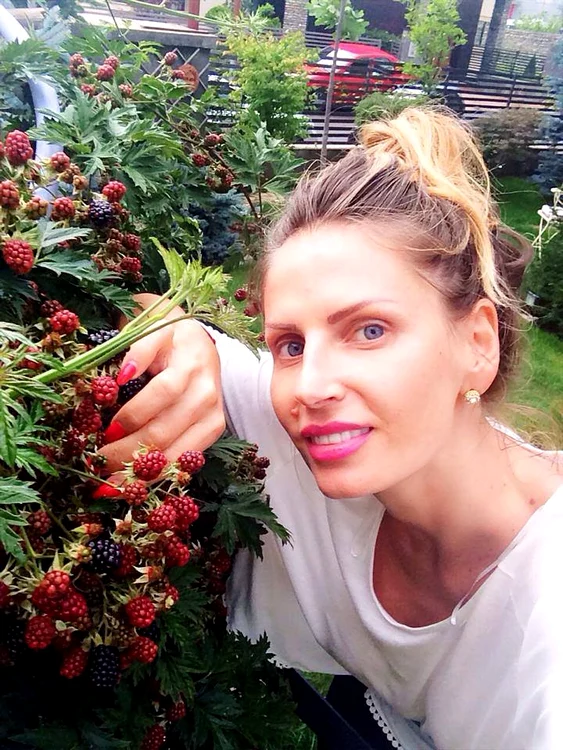 Andreea Bălan şi-a împărţit fanii în două cu imaginea în care apare în costum de baie